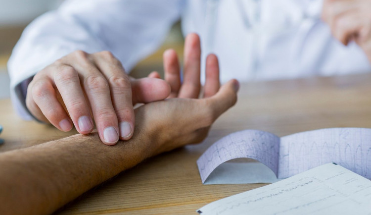 Změřte si tep! Vyzývají lékaři. Lidé mohou sami sobě odhalit srdeční arytmii