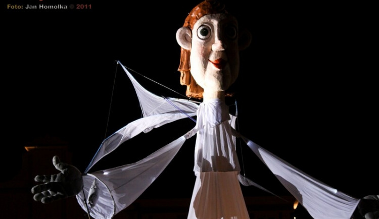 Našlapané náměstí sledovalo tradiční přílet anděla