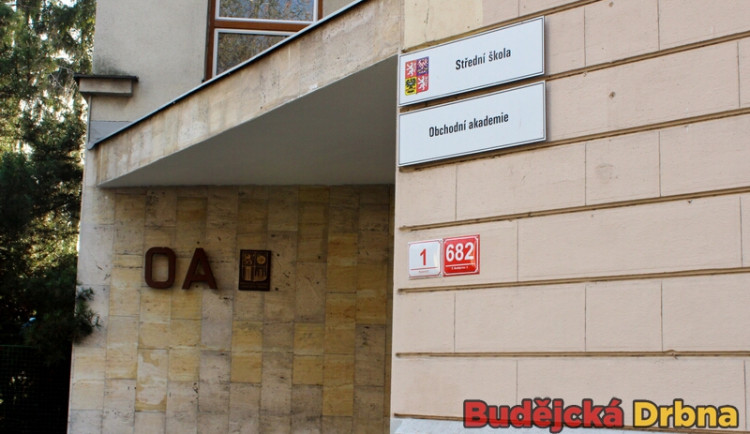 „Myslíme si, že bombu nahlásil student,“ říká ředitelka