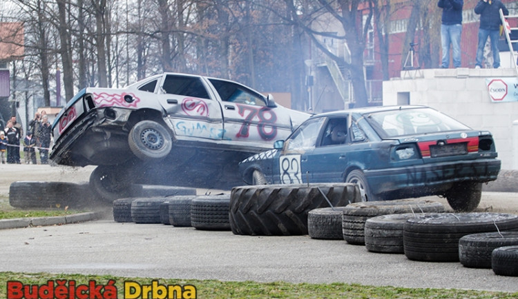 FOTO: Na výstavišti létaly vraky aut vzduchem