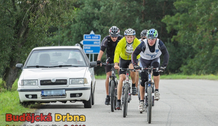 Téměř stovka závodníků se proháněla okolo Budějc