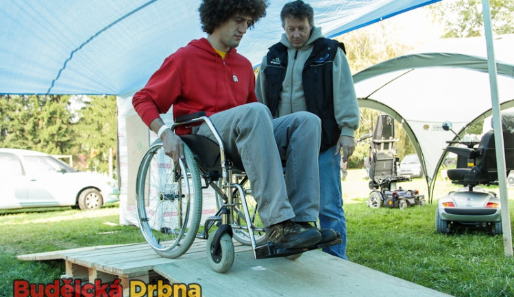 Festival Nohama na zemi se vrátil po roce do Budějc