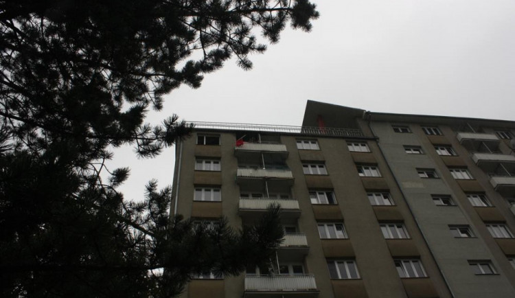 Hasiči hasili v historicky prvním bytovém domu Českých Budějovic