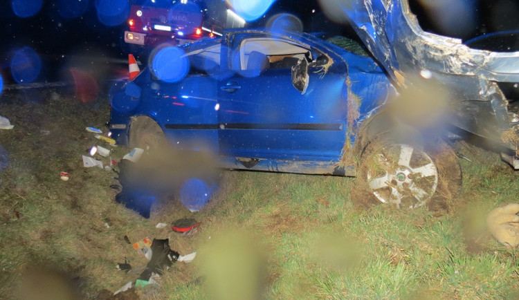 Na Jičínsku auto narazilo do mostku a několikrát se přetočilo přes střechu