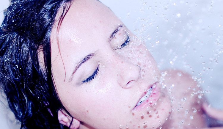 Majitel penzionu, který si měl natáčet hosty při převlékání a sprchování, byl obviněn. Hrozí mu až dva roky