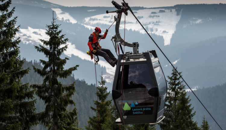 Čeští a polští hasiči zachraňovali turisty z lanovky na Sněžku. Naštěstí jen cvičně
