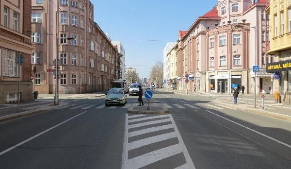 Na Gočárovce auto srazilo chodce, policie hledá svědky