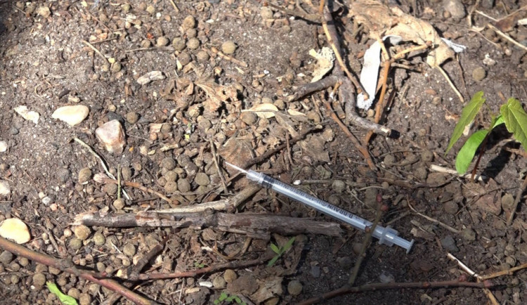 Strážníci letos našli už 211 nebezpečných jehel. Kontrolují hlavně dětská hřiště