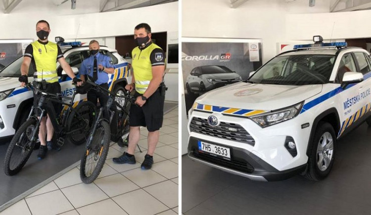 Trutnovská městská policie se pyšní novými přírůstky, mají hybridní auto a elektrokola