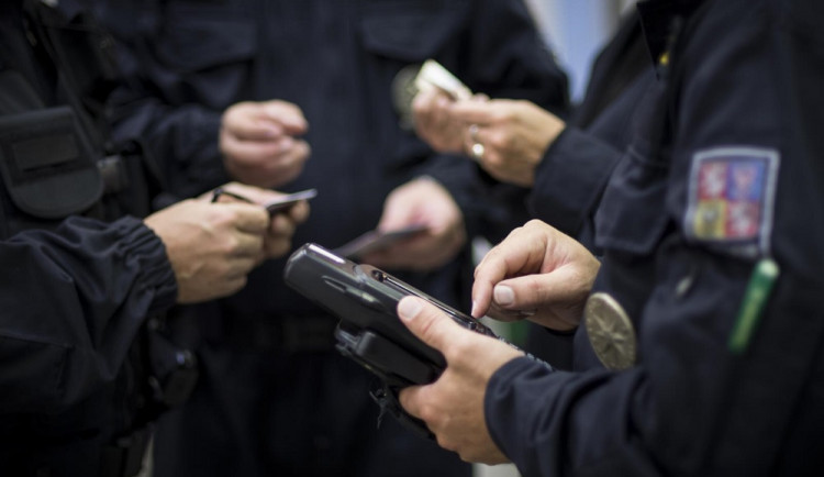 Pátrání policistů po několika mužích bylo úspěšné, jednomu překazili jízdu autobusem