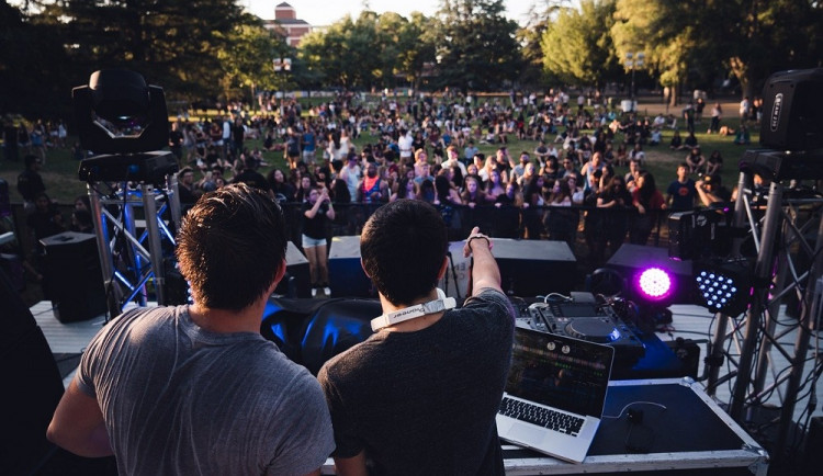 Ode dneška veřejné akce do 500 osob. U bazénů a na koupalištích už nebude rouška potřeba