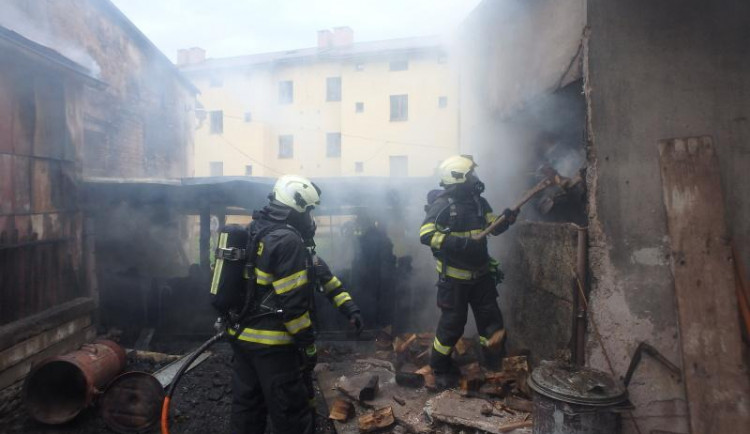 Za požár kůlen v Úpici může zřejmě nedbalost, škoda je na čtvrt milionu