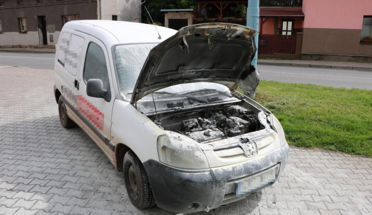 Hasící přístroj v autě není na škodu. V kraji včera zahořela tři auta, letos je už takových případů 44