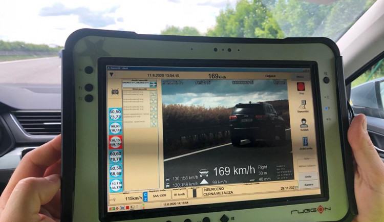 Na dálnici D11 proběhla policejní dopravně bezpečnostní akce. Co dvacet minut to jeden přestupek