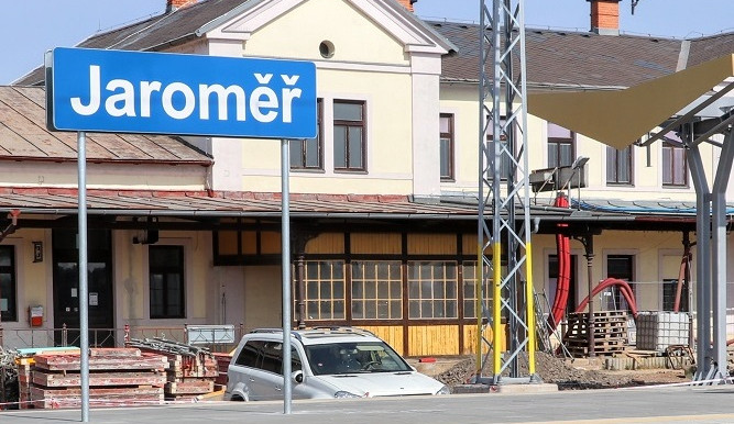 Dneškem začala vlaková výluka kvůli rekonstrukci železniční stanice v Jaroměři, skončí 26. června