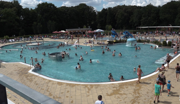 Ode dneška už se může akce účastnit 1000 lidí, k běžnému provozu se vrátí i zoo a koupaliště