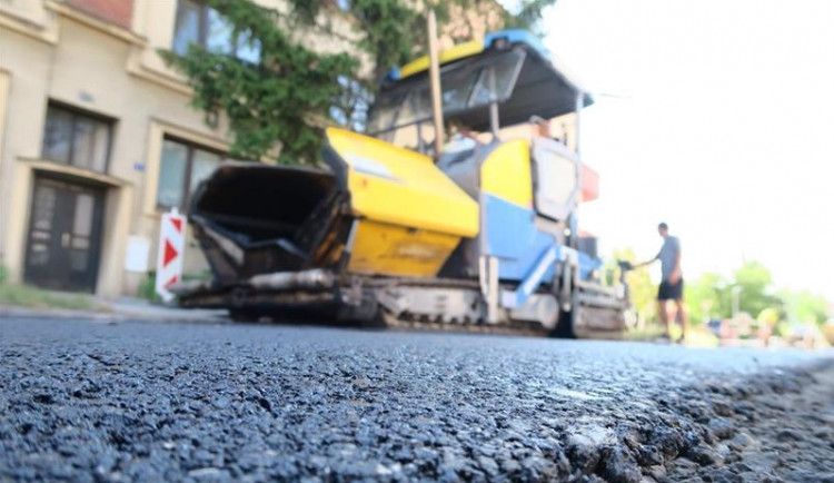 Radnice v Hradci letos nechá opravit chodníky a silnice za více než 25 milionů