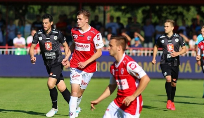 Fotbalisty Hradce Králové čeká na domácím trávníku rozjetá Vlašim