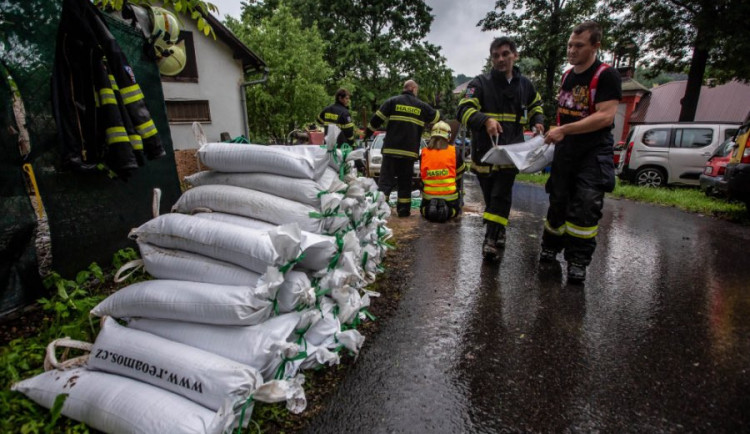Východní Čechy dnes zasáhnou silné bouřky a rozvodní se opět řeky