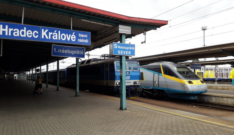 Přes hlavní vlakové nádraží v Hradci jelo mimořádně Pendolino a expresy. U Chocně srazil vlak člověka
