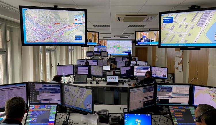 FOTO/VIDEO: Pohotovost, rozhodnost a chladná hlava. Nejen to je potřeba pro práci na lince 158, v kraji přijmou speciálně proškolení policisté desítky tisíc hovorů ročně