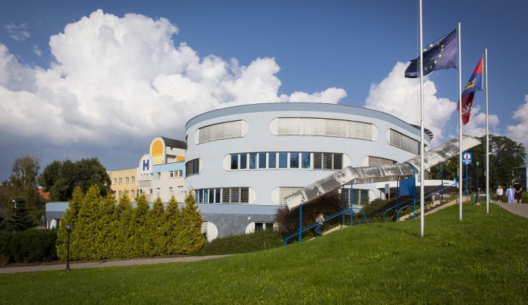 Nové pavilony v náchodské nemocnici budou dokončeny do 30. července