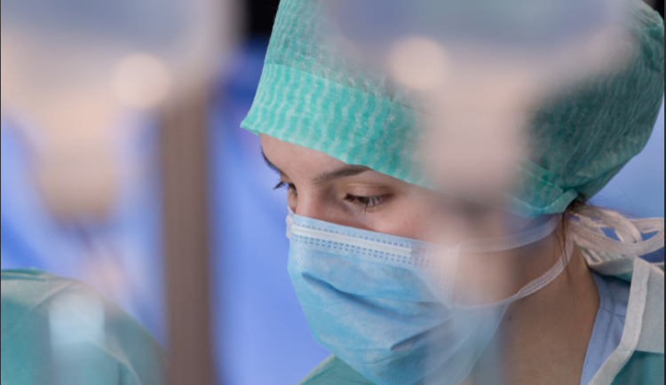 Zdravotníci v sociálních službách mohou dostávat mimořádné odměny. Ministerstvo zdravotnictví už vypsalo dotační program