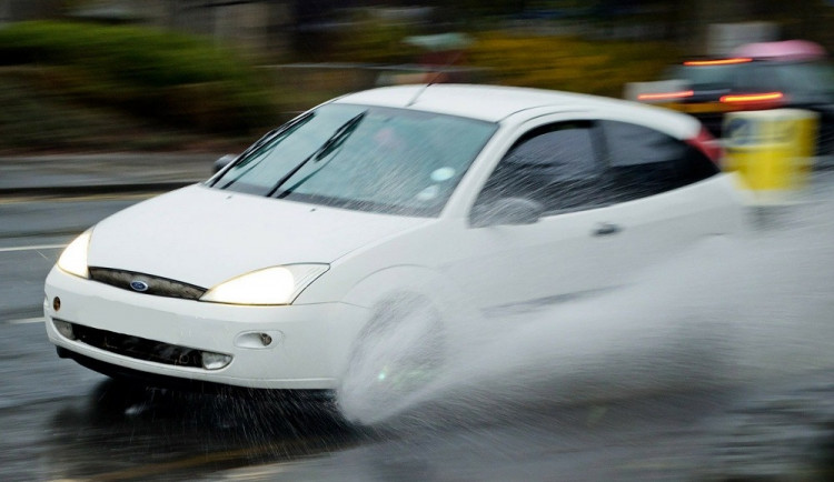Východní Čechy zasáhne dnes a zítra vydatný déšť. Na silnicích pozor na aquaplaning