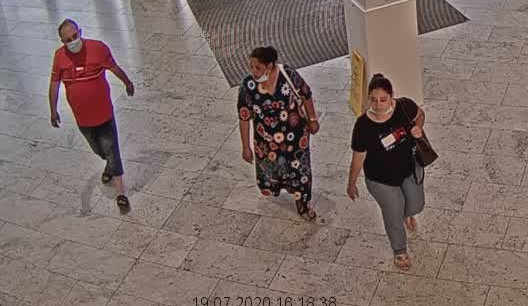 FOTO|VIDEO: Policie pátrá po trojici, která je podezřelá z krádeže šperků v klenotnictví v Hradci