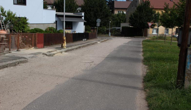 Ve Dvoře se opraví ulice Pod Safari. Dostane nový povrch a vznikne tu i několik parkovacích stání