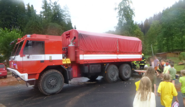 FOTO: Kvůli bouřkám měli hasiči v Královéhradeckém kraji napilno. Na Trutnovsku evakuovali i dětský tábor