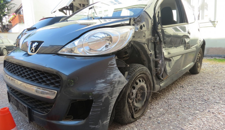 VIDEO: Šílenec za volantem naboural auto, značku i dům. Lidé na chodníku před ním museli uskakovat