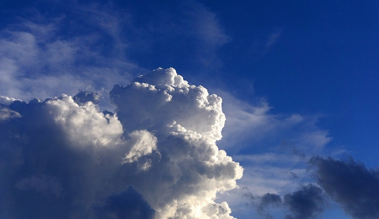 Po tropických dnech dorazí silné bouřky. Východní Čechy mají zasáhnout od zítřejšího poledne