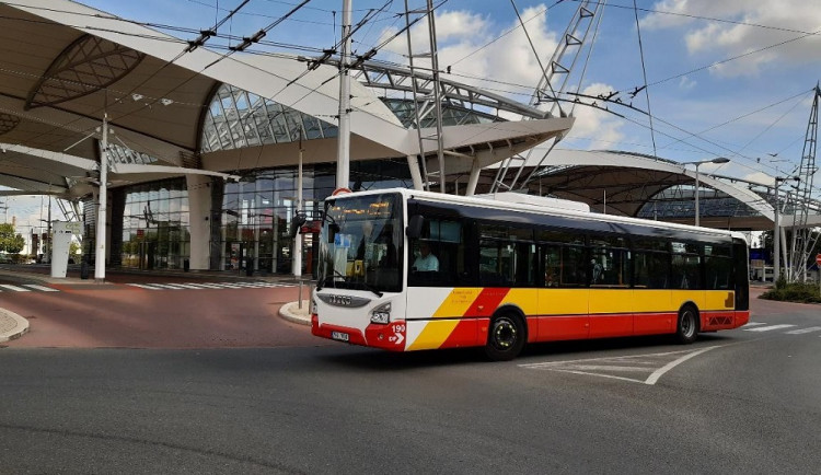 Vozový park hradeckého MHD se rozrostl o nové autobusy