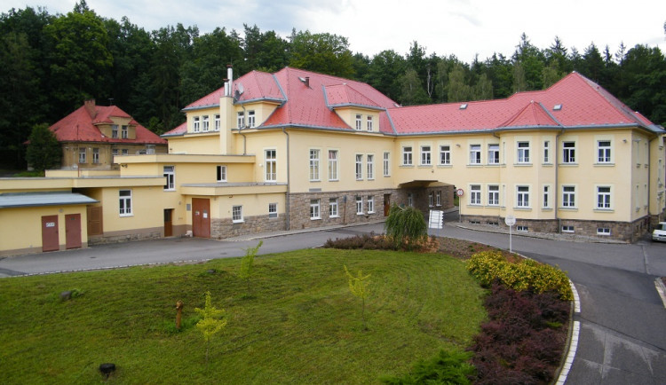 Dvorská nemocnice bude mít nové přístroje, nakoupit je má kraj