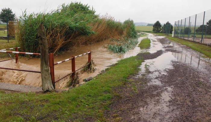 Část východních Čech zasáhnou v noci na zítřek přívalové deště