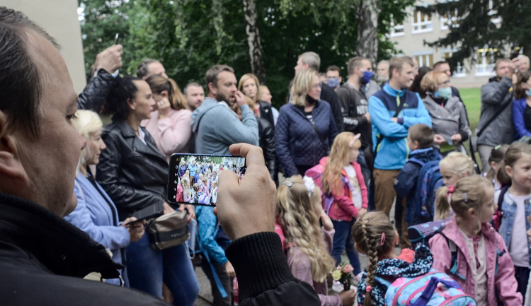 Dětem na Základní škole Husova v Jičíně odstartoval nový školní rok s týdenním zpožděním