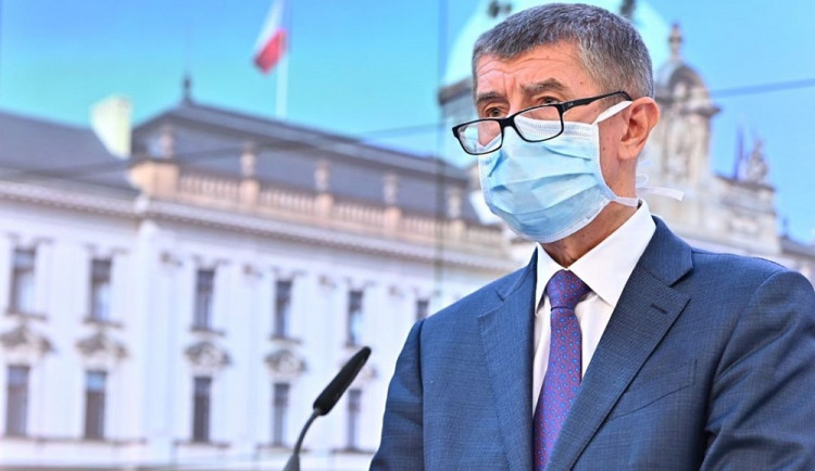 Lidé nad 60 let dostanou do tří dnů respirátor a roušky. Ve skladu v Opočínku už na tom pracují hasiči i policisté