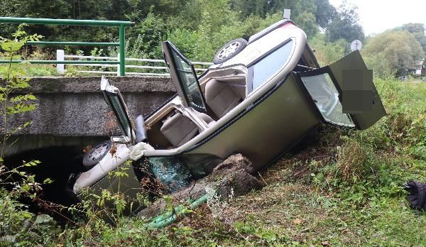 Řidič neprojel zatáčku a narazil do zábradlí mostku. Tento týden jde v kraji už o třetí případ