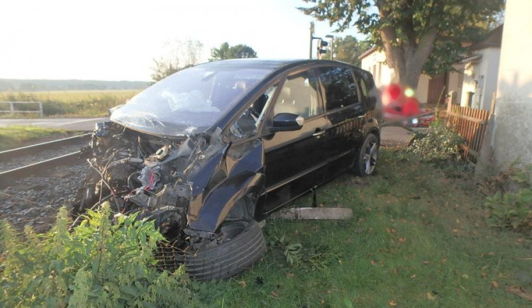 Na železničním přejezdu u Lukové smetl vlak osobní auto, jeho řidič skončil v nemocnici