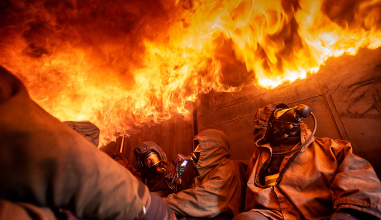 FOTO: Hasiči z Královéhradeckého kraje trénovali ve FLASHOVER kontejneru. Teploty v něm mohou dosahovat až na tisíc stupňů Celsia