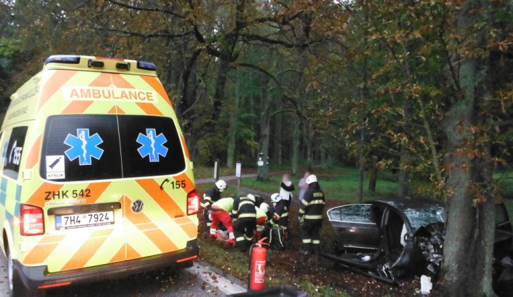 Vrtulník záchranářů zasahoval u nehody osobního auta na Jičínsku, při které byli zraněni tři lidé. Šofér řídil i přes zákaz řízení