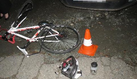 Střet osobního auta s neosvětleným cyklistou v Opočně si vyžádal zranění. Policisté apelují na nošení reflexních prvků