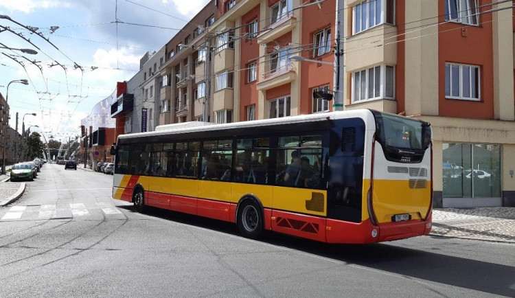 Kvůli covidu jsou v Hradci zrušeny školní spoje a noční linky