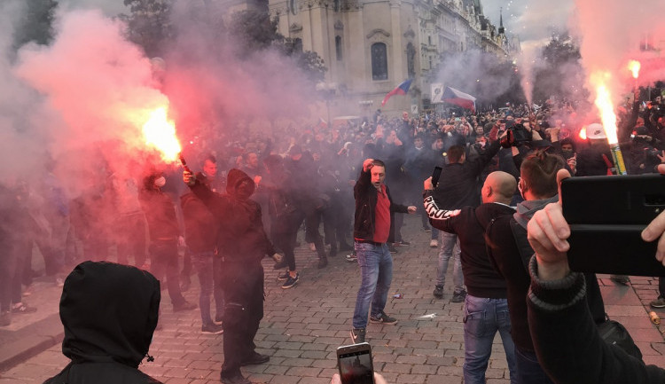 FOTO | VIDEO: Bezpečnostního opatření v Praze se zúčastnili i policisté z kraje. Po protestech je několik lidí podezřelých z trestného činu