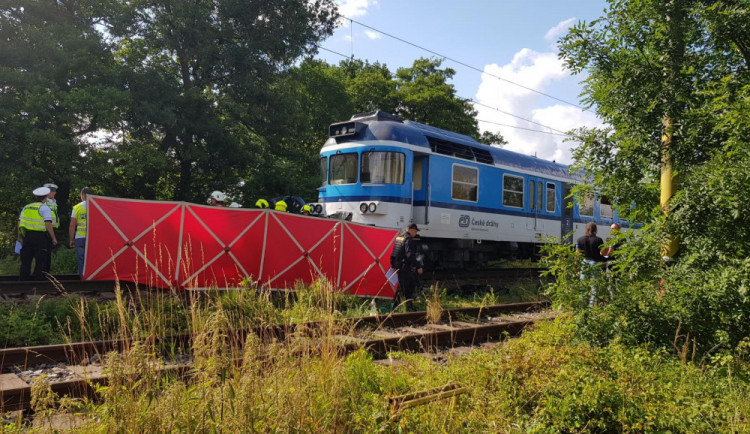 Vlak srazil u Červeného Kostelce člověka. Provoz na trati je zastaven