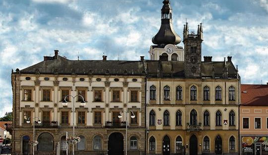 Na Městském úřadě ve Dvoře Králové nad Labem se dnes otevřely některé odbory a živnostenský úřad. V Hořicích se naopak uzavřel stavební úřad