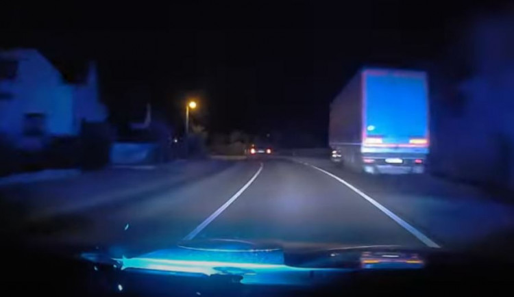 VIDEO: Řítil se Heřmanicemi 190tkou, ale policistům stejně neujel
