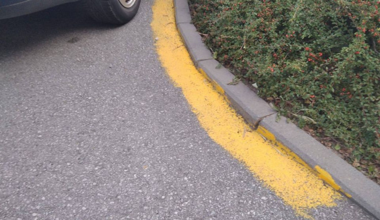 Nechtěl, aby mu před domem parkovala auta, tak tam namaloval žlutou čáru