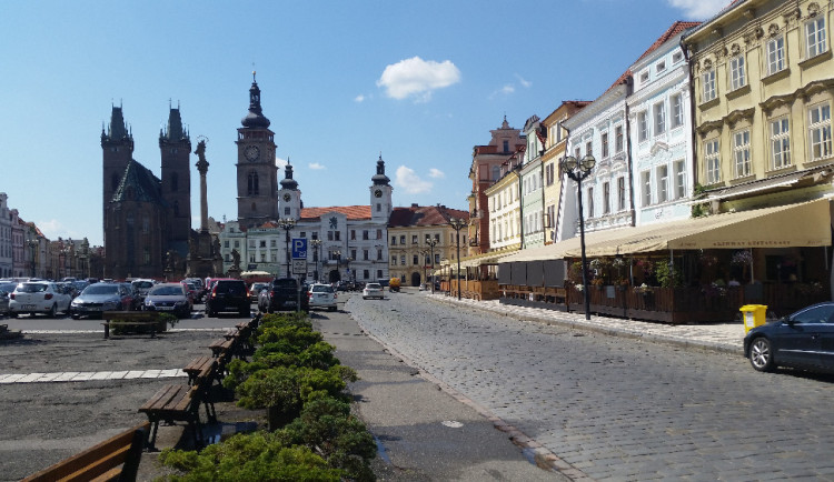 Hradec spouští program Antivirus II. Někteří podnikatelé se dočkají úlev na nájemném, městské organizace dostanou tisíce respirátorů